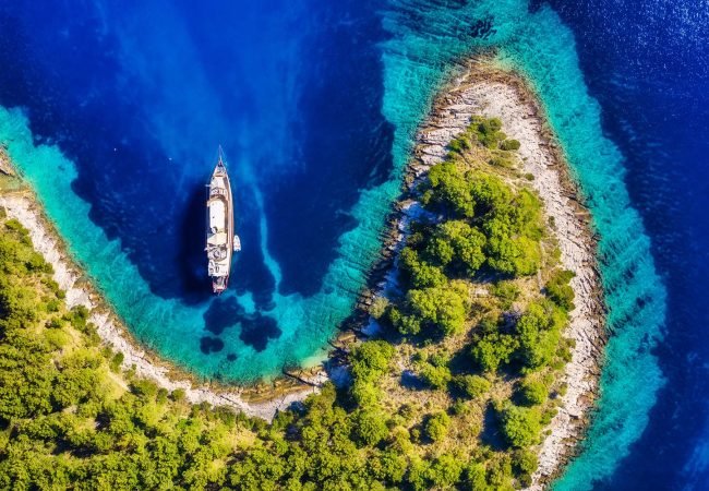 yacht-in-the-bay-view-from-the-air-small.jpg